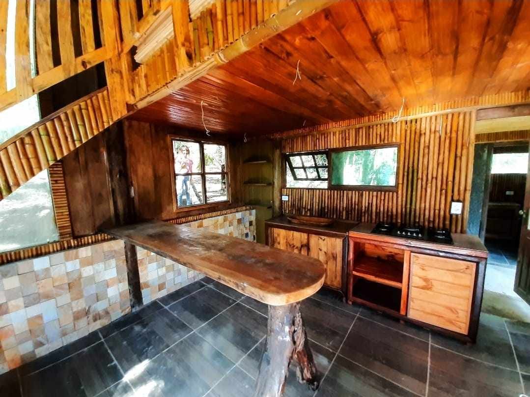 Cozinha de bambu no Mauna Floresta