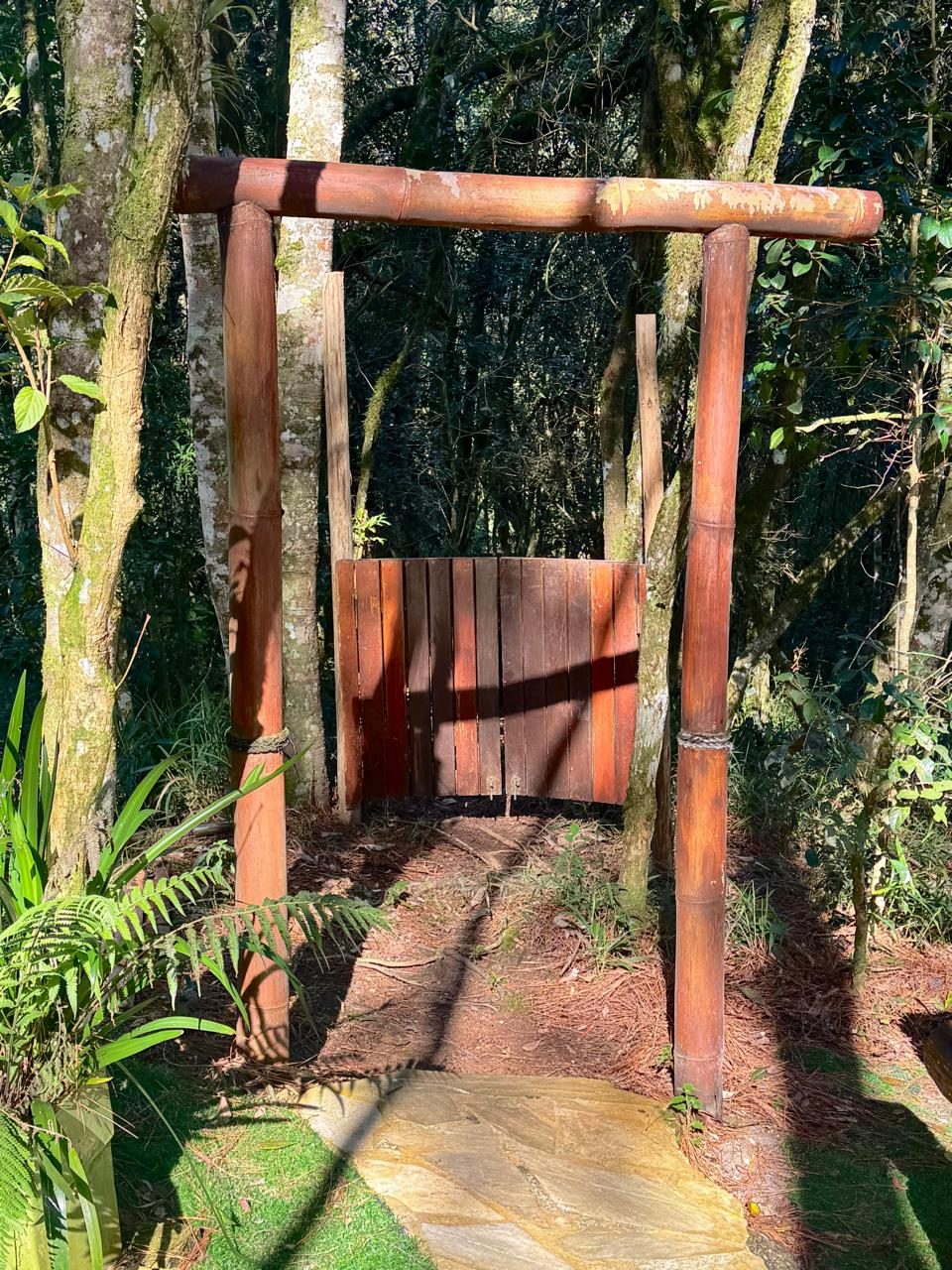 Área Externa e Trilhas na Floresta