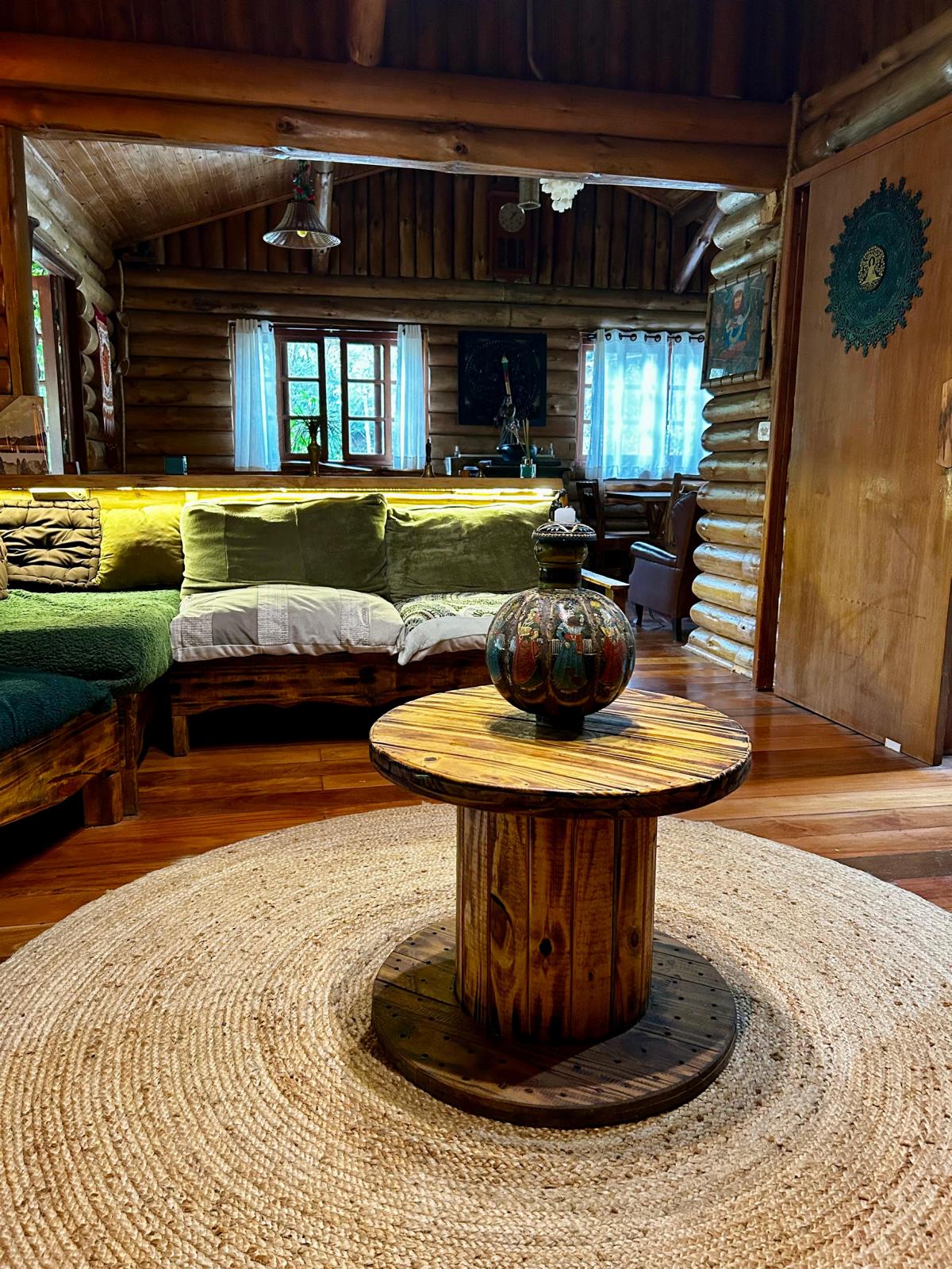 Interior da casa de troncos do Mauna Floresta