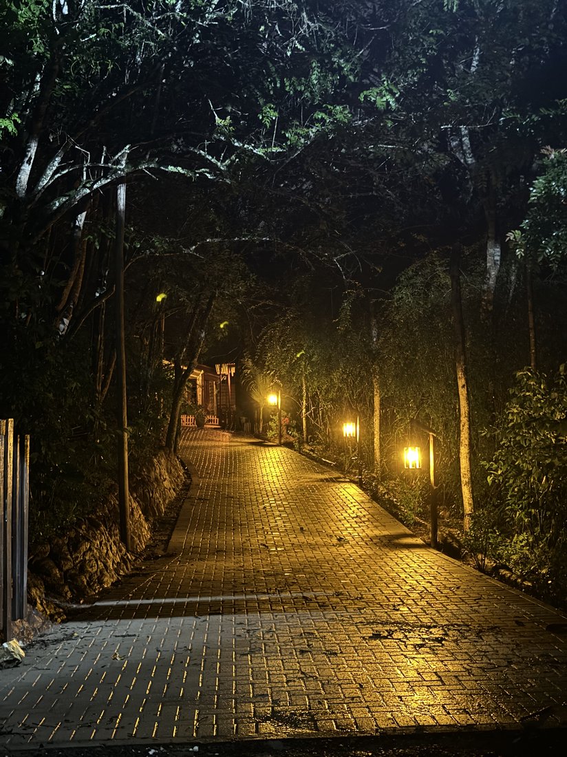 Caminho de entrada iluminado no Estacionamento