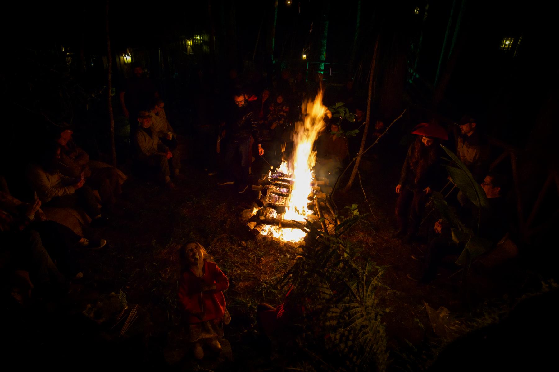 Fogueira na noite no Mauna Floresta